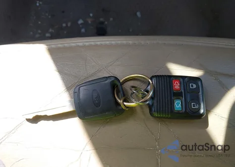 2001 Lincoln Town Car Executive из США, поврежденный, VIN 1LNHM81W71Y709953